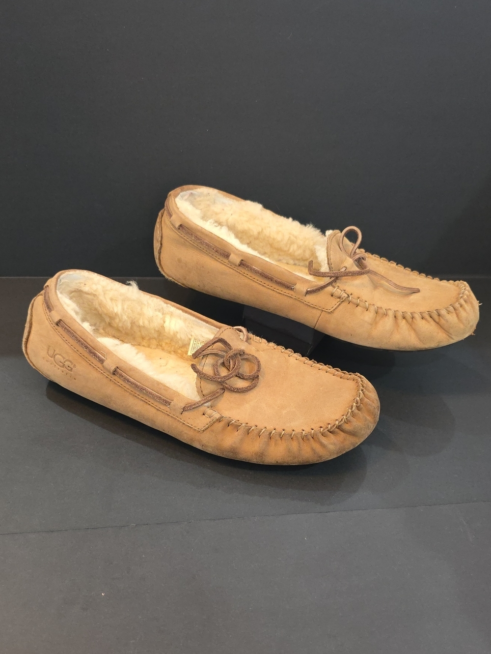 UGG Dakota Women’s Tan Suede Moccasin Slippers  Shearling Lining Size 10